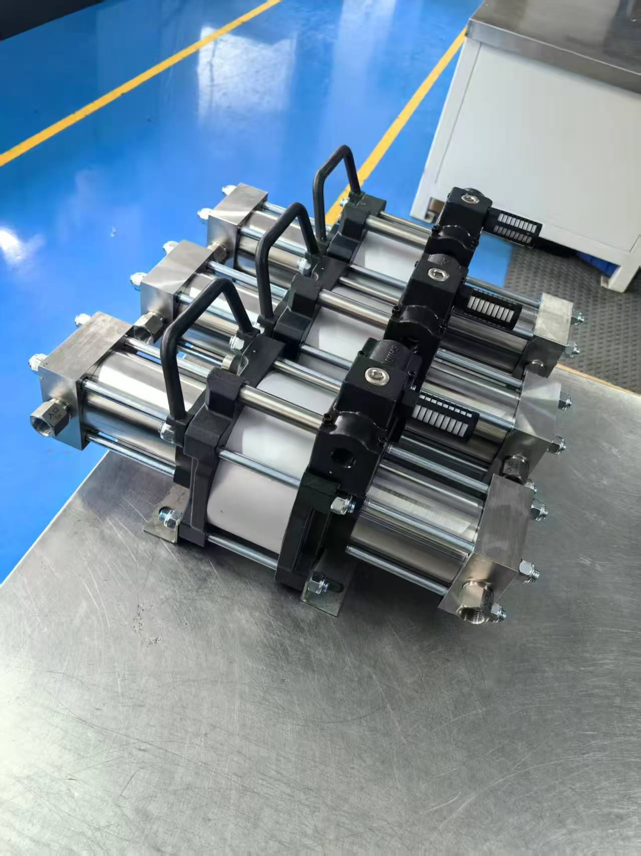 Industrial high-pressure pump for cylinder testing